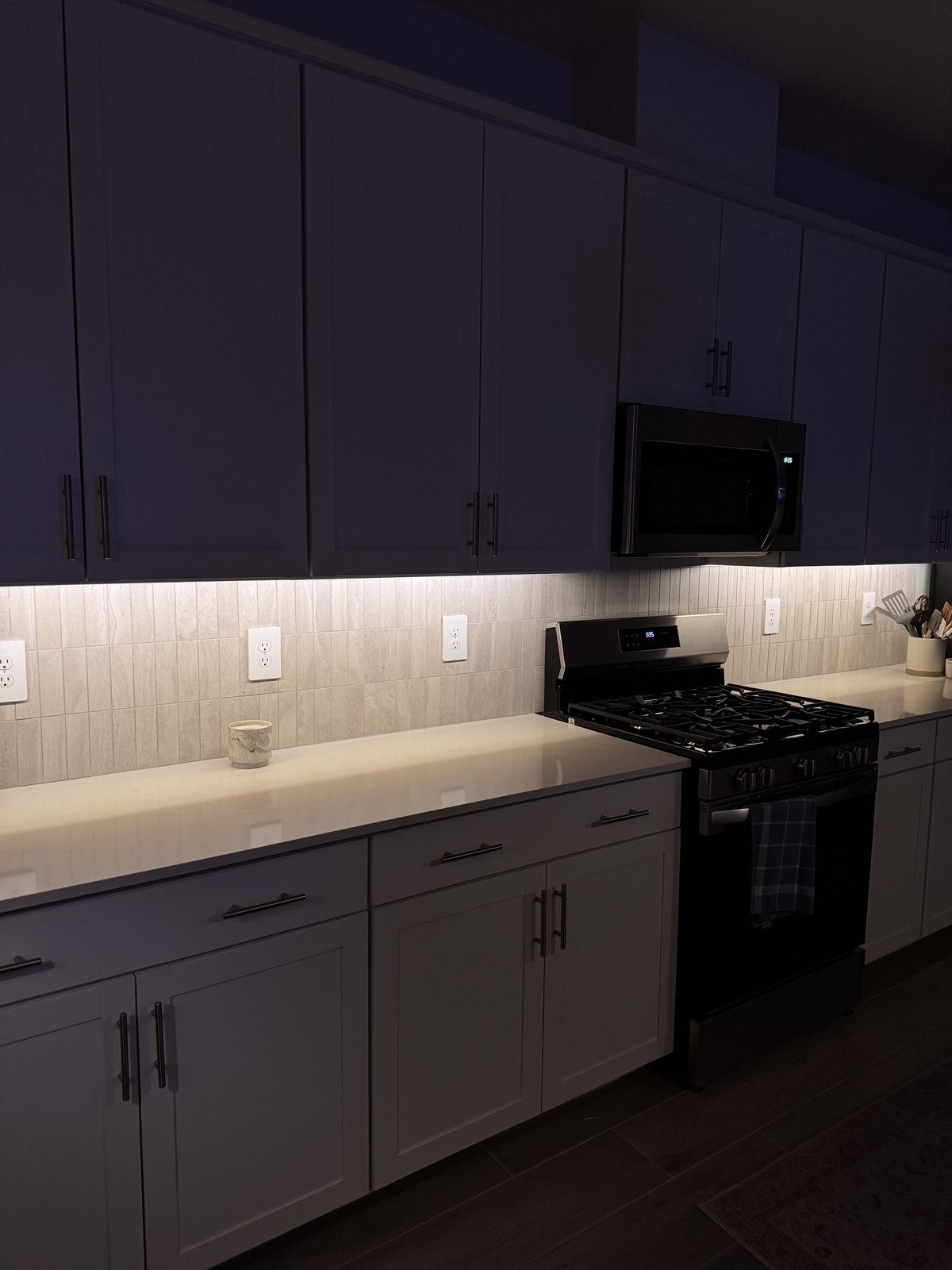 Kitchen remodel with shaker cabinets, tile backsplash and under-cabinet lighting in Lakewood Ranch home